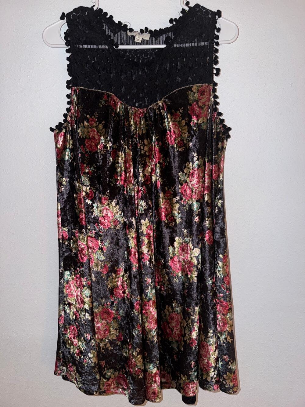 Umgee Black Red Rose Floral Print Lace Neckline Velvet Mini Dress Size Medium